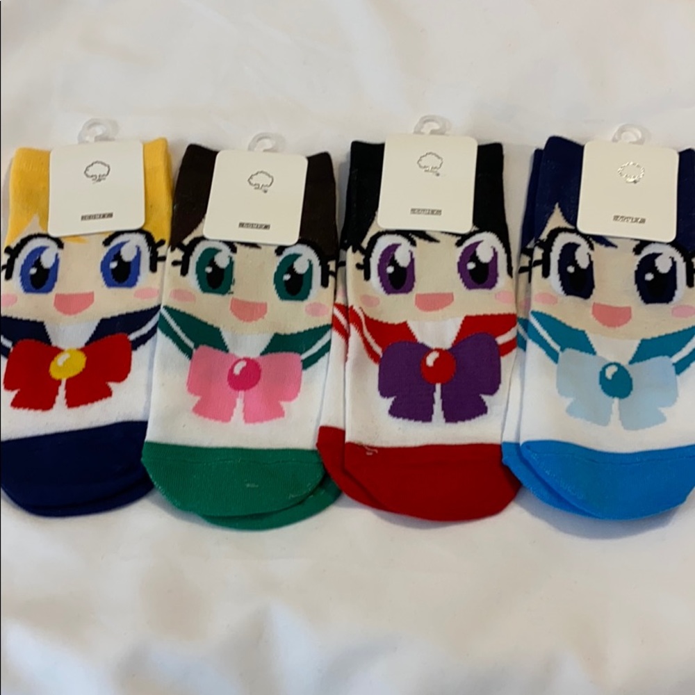 New 4 pack of ankle socks